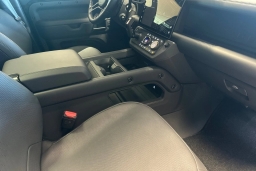 Land Rover Defender OCTA Black 110 P635 2026