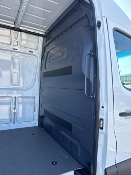 Mercedes-Benz Sprinter Crew Van Standard Roof 4-Cyl Diesel 2500 Standard Roof I4 Diesel 144" RWD 2026
