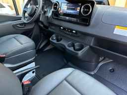 Mercedes-Benz Sprinter Crew Van High Roof 4-Cyl Diesel 2500 High Roof I4 Diesel 170" RWD 2026