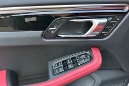 Porsche Macan Base AWD 2026