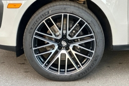 Porsche Macan Base AWD 2026