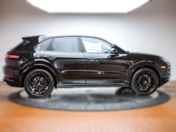 Porsche Cayenne Base AWD 2026