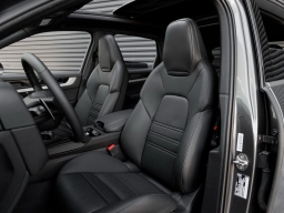 Porsche Cayenne Base AWD 2025