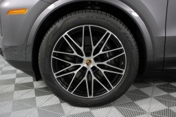 Porsche Cayenne Base AWD 2026