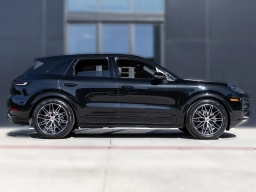 Porsche Cayenne Base AWD 2026