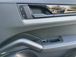 Porsche Cayenne Base AWD 2026