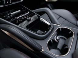 Porsche Cayenne GTS AWD 2025