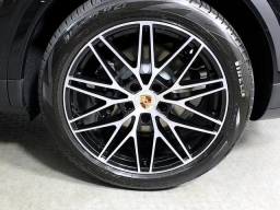 Porsche Cayenne Base Coupe AWD 2025