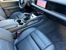 Porsche Cayenne Base Coupe AWD 2025