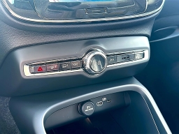 Volvo XC40 Plus B4 FWD 2026