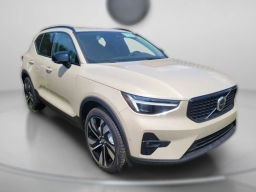 Volvo XC40 Plus Dark Theme B5 AWD 2025