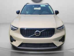 Volvo XC40 Plus Dark Theme B5 AWD 2025