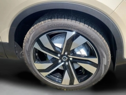 Volvo XC40 Plus Dark Theme B5 AWD 2025