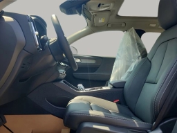 Volvo XC40 Plus Dark Theme B5 AWD 2025