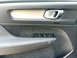 Volvo XC40 Plus B5 AWD 2026