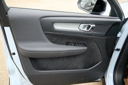 Volvo XC40 Plus B5 AWD 2026