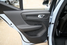 Volvo XC40 Plus B5 AWD 2026