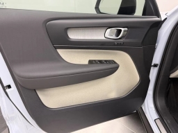 Volvo XC40 Plus B5 AWD 2026