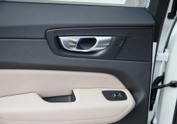 Volvo XC60 Plus B5 AWD 2026