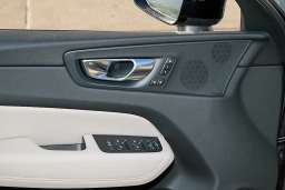 Volvo XC60 Plus B5 AWD 2026