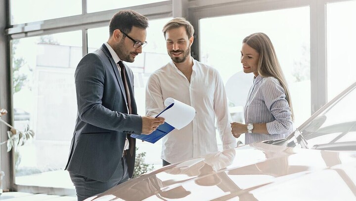 A customer researching car leasing options with Auto Bandit