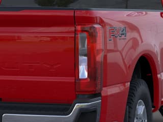 Ford Super Duty F-350 SRW XLT 4WD Reg Cab 8' Box