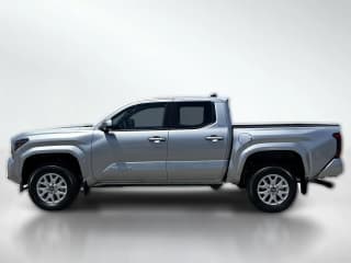 Toyota Tacoma 2WD SR5 Double Cab 5' Bed AT (Natl)